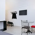 Houspitality Nero 3*